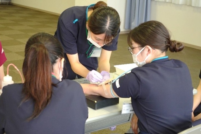 新人看護同士で採血の演習をしている