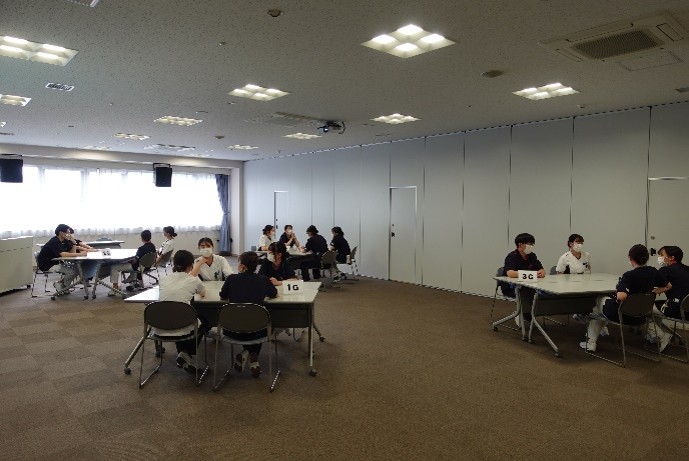 1グループ4名程度ずつ集まり、悩みを打ち明け合っているようす。