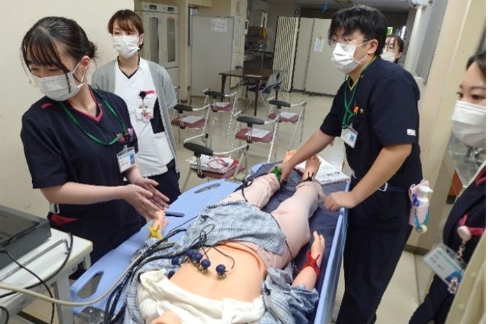人体模型を用いて心電図検査の演習をしている